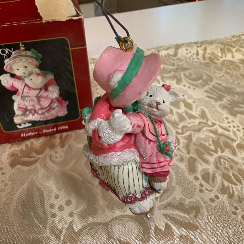 Carlton Cards 1996 Mother Bear Ornament - Pink and Green - Picture 7 of 9
